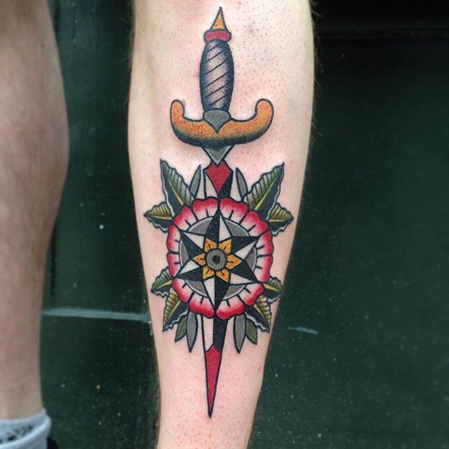 tatuaje hombre en la pierna 411