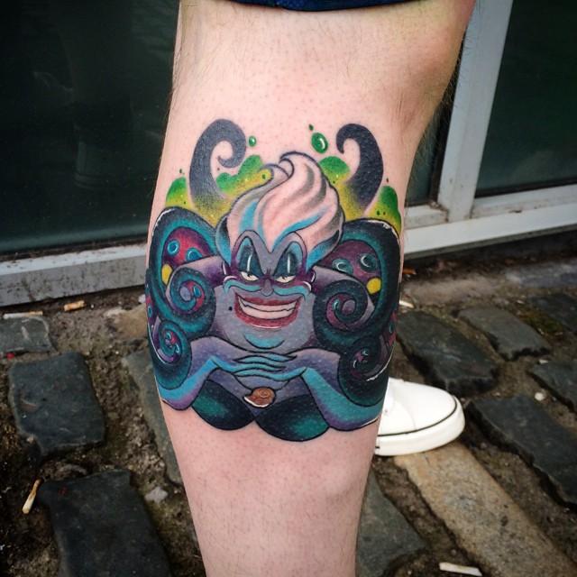 tatuaje hombre en la pierna 421