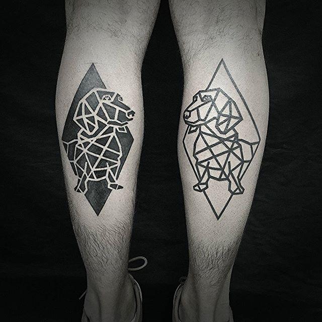 tatuaje hombre en la pierna 431