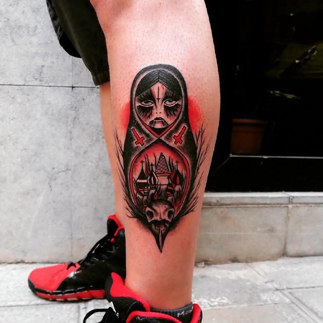 tatuaje hombre en la pierna 451