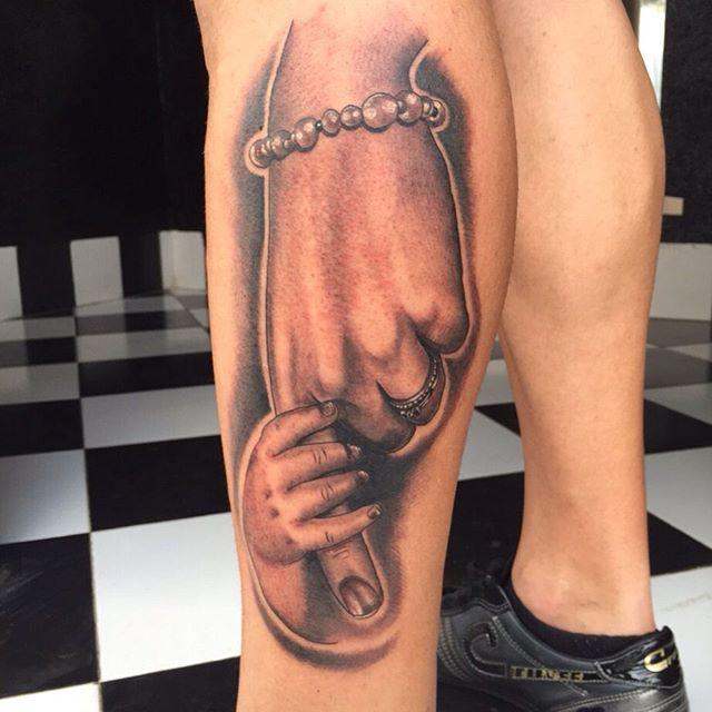 tatuaje hombre en la pierna 461