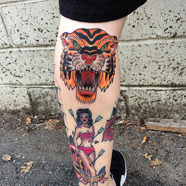 tatuaje hombre en la pierna 471