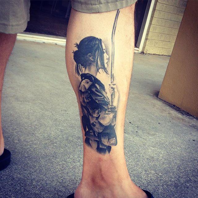 tatuaje hombre en la pierna 491