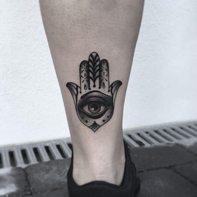tatuaje hombre en la pierna 51