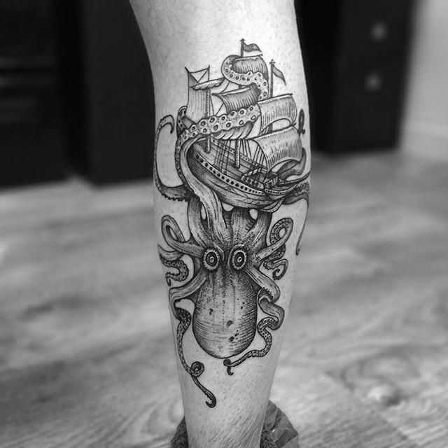 tatuaje hombre en la pierna 511
