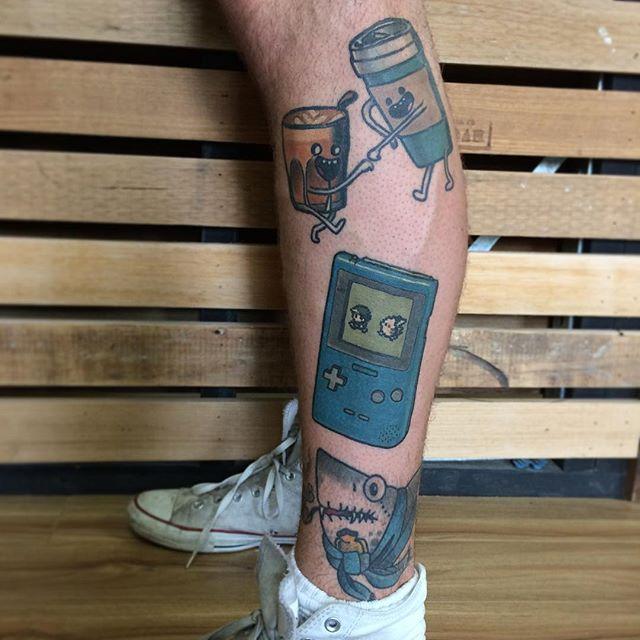 tatuaje hombre en la pierna 521