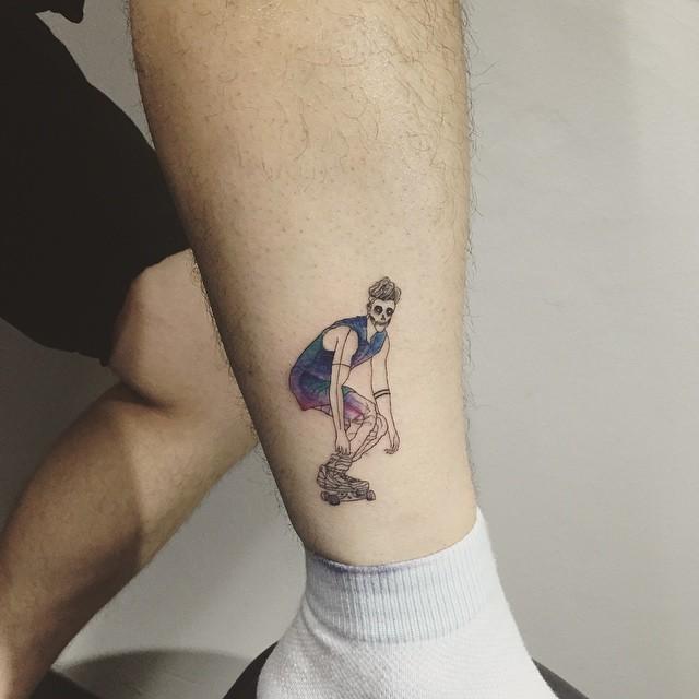 tatuaje hombre en la pierna 531