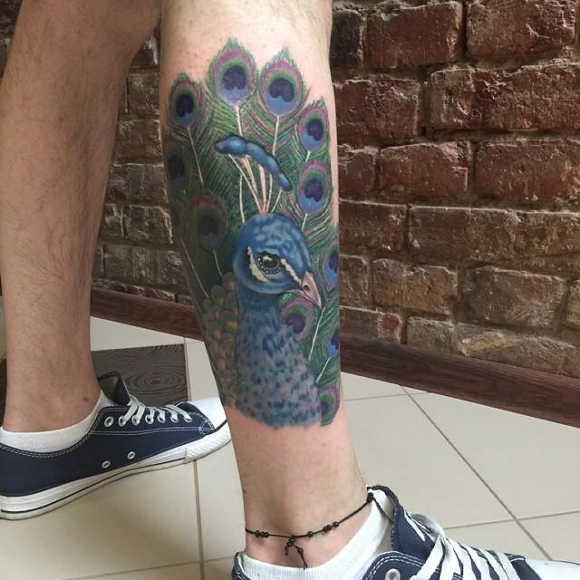 tatuaje hombre en la pierna 541