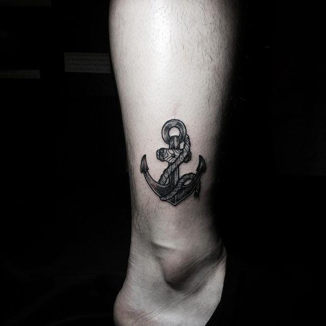 tatuaje hombre en la pierna 571