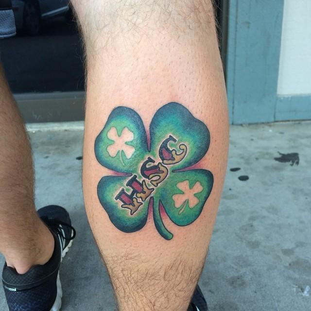 tatuaje hombre en la pierna 581