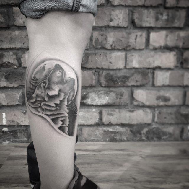 tatuaje hombre en la pierna 591