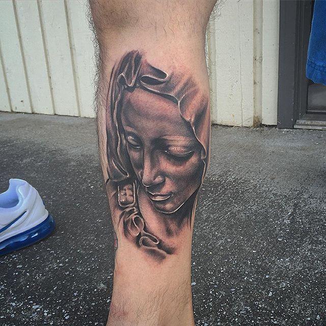 tatuaje hombre en la pierna 601