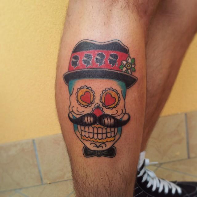 tatuaje hombre en la pierna 611