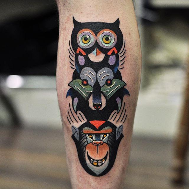 tatuaje hombre en la pierna 621