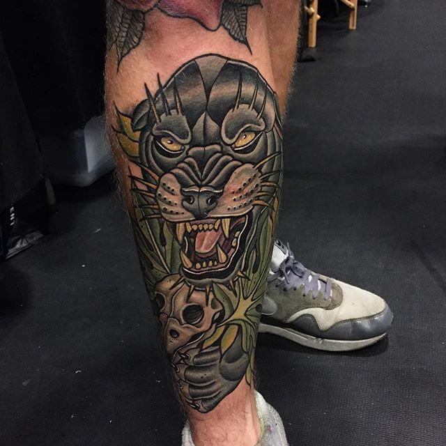 tatuaje hombre en la pierna 641