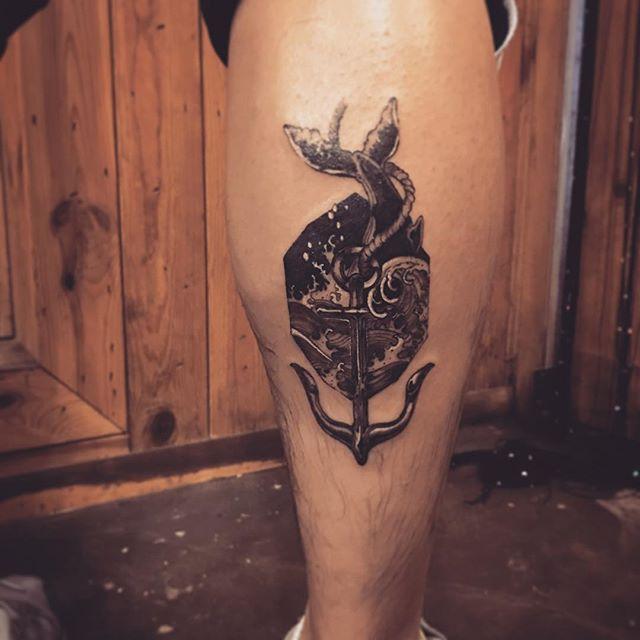tatuaje hombre en la pierna 651