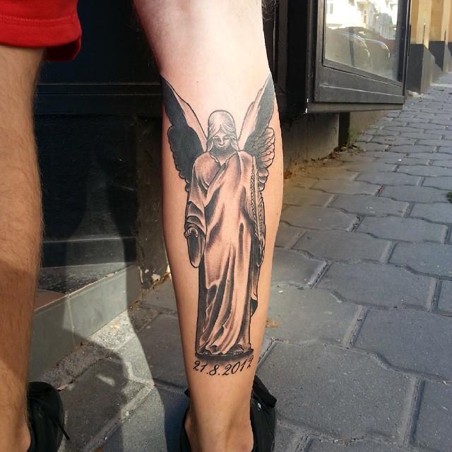 tatuaje hombre en la pierna 661