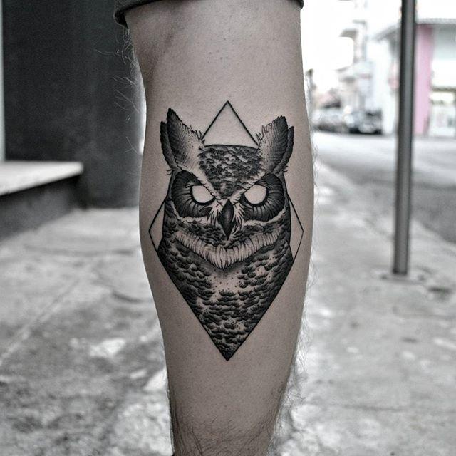 tatuaje hombre en la pierna 671