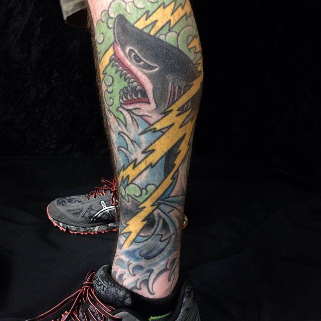 tatuaje hombre en la pierna 691