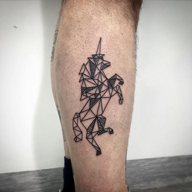 tatuaje hombre en la pierna 711