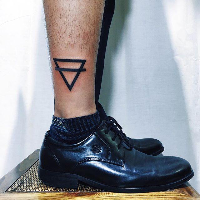 tatuaje hombre en la pierna 721