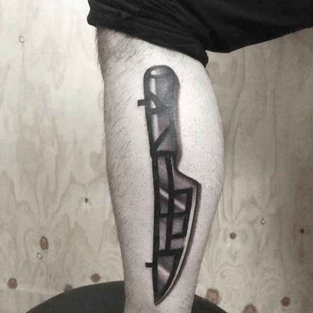 tatuaje hombre en la pierna 731