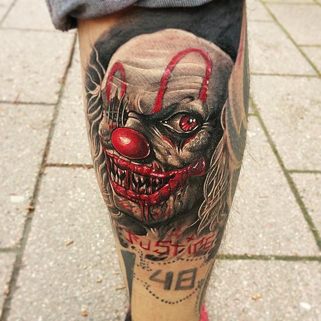 tatuaje hombre en la pierna 741