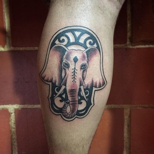 tatuaje hombre en la pierna 771