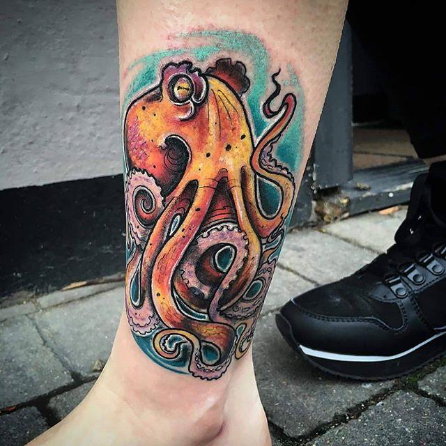 tatuaje hombre en la pierna 781