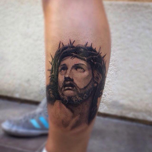 tatuaje hombre en la pierna 81