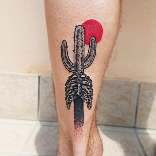 tatuaje hombre en la pierna 811