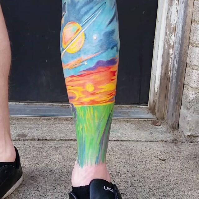tatuaje hombre en la pierna 831