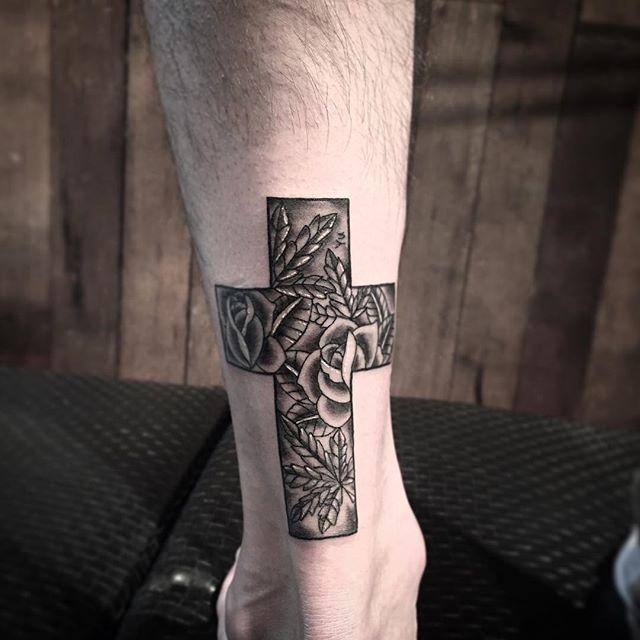 tatuaje hombre en la pierna 841