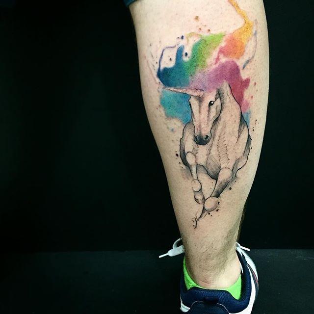 tatuaje hombre en la pierna 871