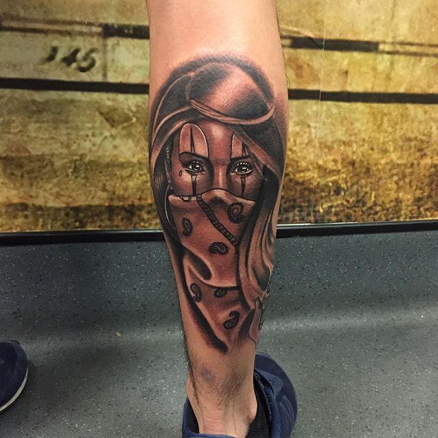tatuaje hombre en la pierna 881
