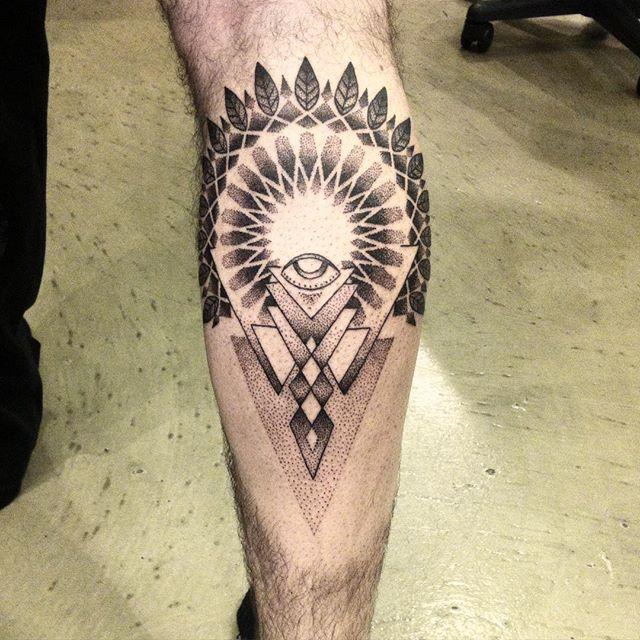 tatuaje hombre en la pierna 921