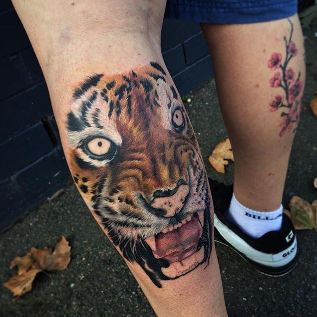 tatuaje hombre en la pierna 931