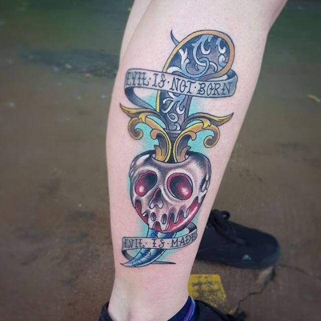 tatuaje hombre en la pierna 941