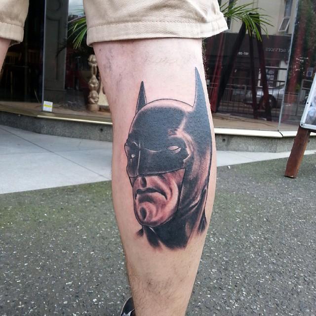 tatuaje hombre en la pierna 961