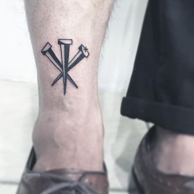 tatuaje hombre en la pierna 981