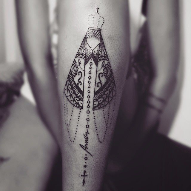 tatuaje mujer en la pierna 111