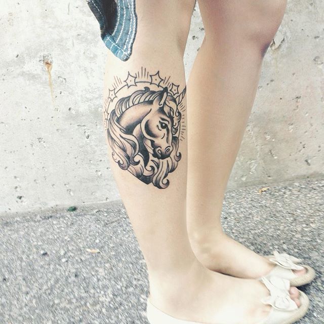 tatuaje mujer en la pierna 171