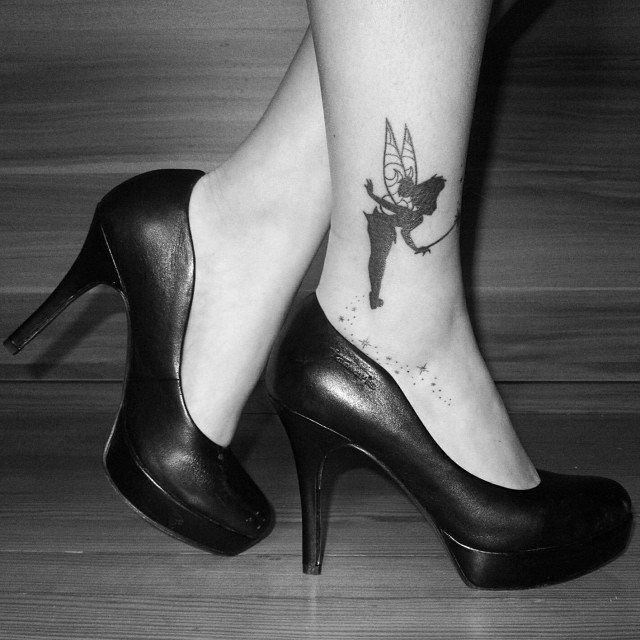 tatuaje mujer en la pierna 191