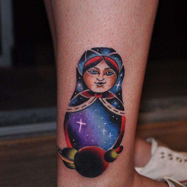 tatuaje mujer en la pierna 221