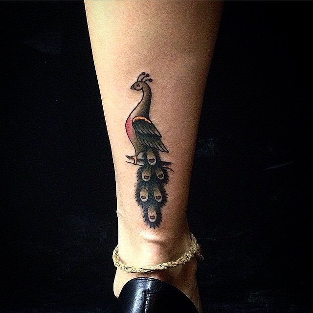 tatuaje mujer en la pierna 241