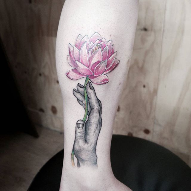 tatuaje mujer en la pierna 361