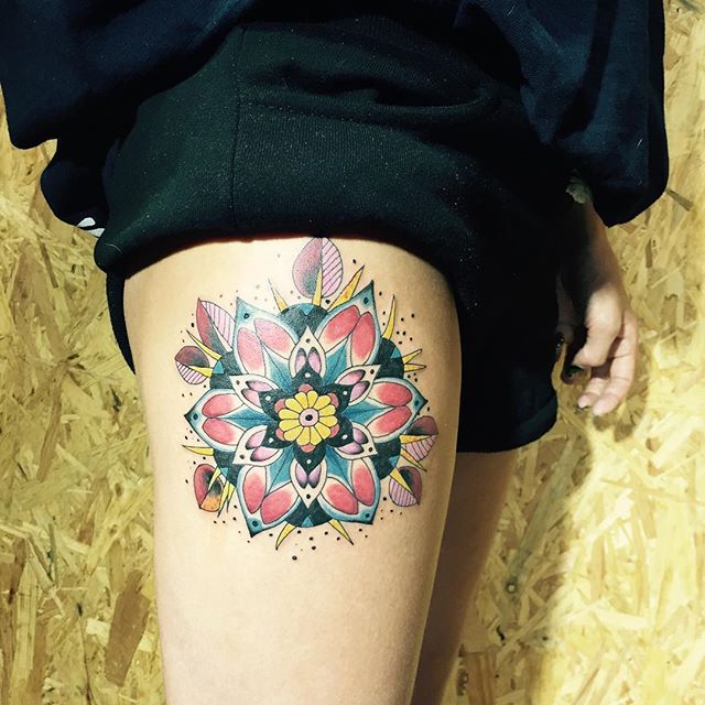 tatuaje mujer en la pierna 371