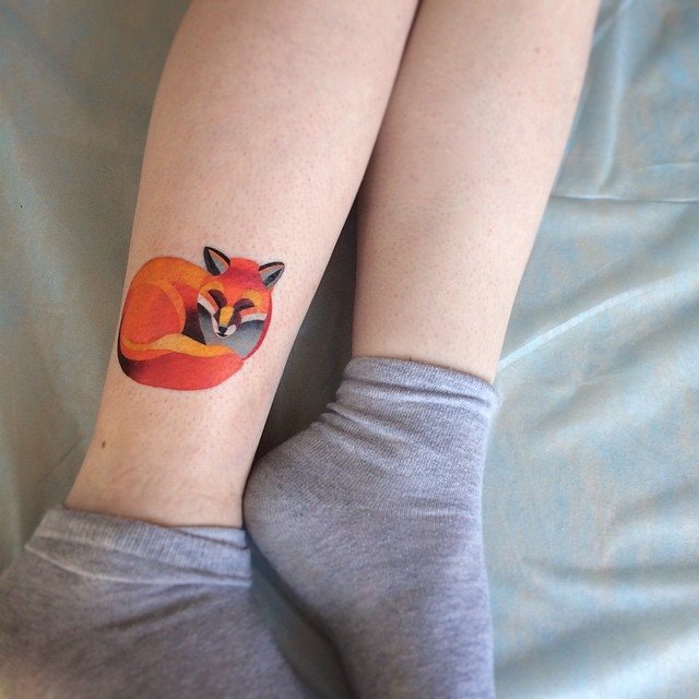 tatuaje mujer en la pierna 471