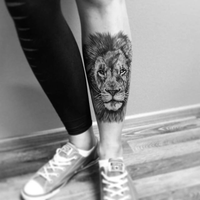 tatuaje mujer en la pierna 561