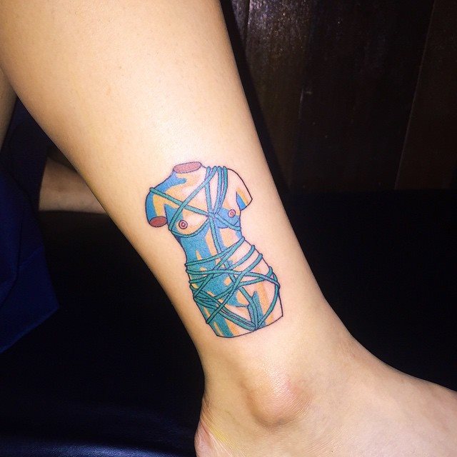 tatuaje mujer en la pierna 631